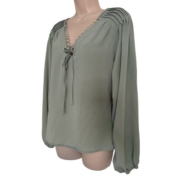 CeCe Circular Trim Pin Tuck Blouse Size Medium Textured Fabric NWT $79 Green - Picture 6 of 8